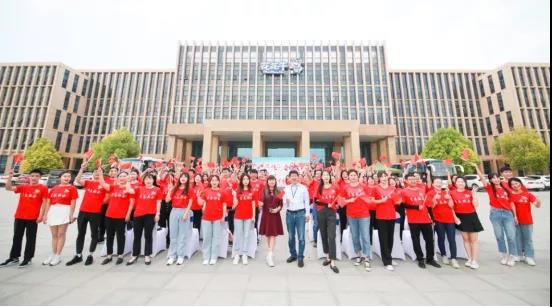 做白色的牛奶，創(chuàng)紅色的企業(yè)，花花牛乳業(yè)集團(tuán)青春歌會慶祝建黨100周年