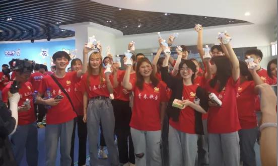 做白色的牛奶，創(chuàng)紅色的企業(yè)，花花牛乳業(yè)集團(tuán)青春歌會慶祝建黨100周年