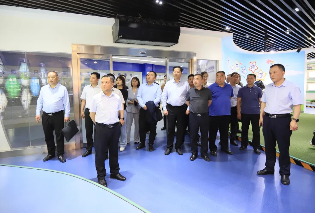 供銷聯(lián)動(dòng)，創(chuàng)新共贏丨河南農(nóng)投集團(tuán)內(nèi)部業(yè)務(wù)協(xié)同交流會(huì)在花花牛乳業(yè)集團(tuán)順利召開(kāi)