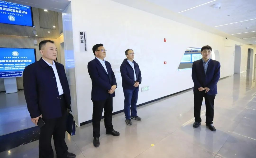 花花牛乳業(yè)集團(tuán)黨委書(shū)記、董事長(zhǎng)唐洪峰一行赴中原食品實(shí)驗(yàn)室同中國(guó)工程院院士、中原食品實(shí)驗(yàn)室主任任發(fā)政座談交流