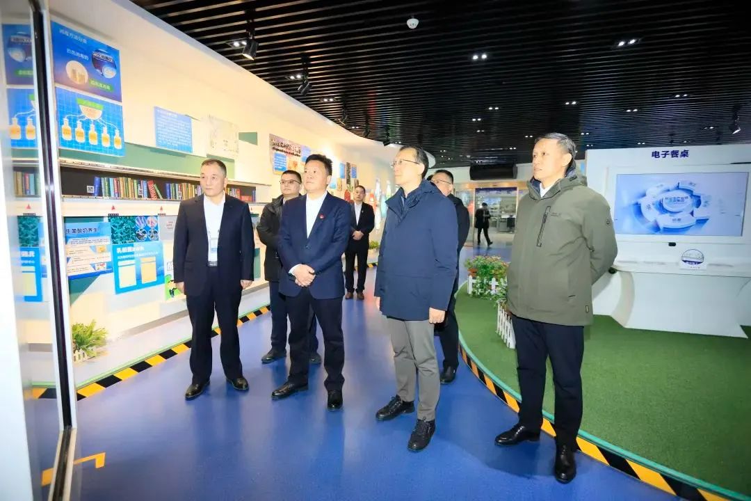 省政府國資委黨委書記、主任李濤一行到花花牛乳業(yè)集團(tuán)調(diào)研