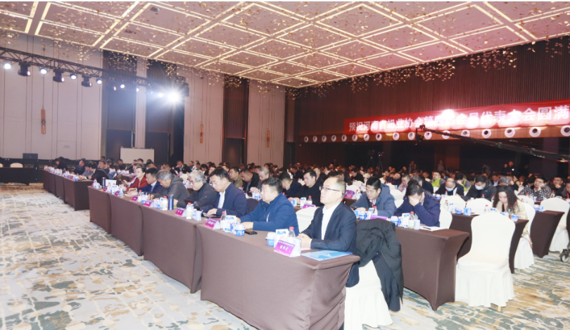 河南奶業(yè)發(fā)展啟航新征程——花花牛乳業(yè)集團黨委書記、董事長唐洪峰當選河南省奶業(yè)協(xié)會會長