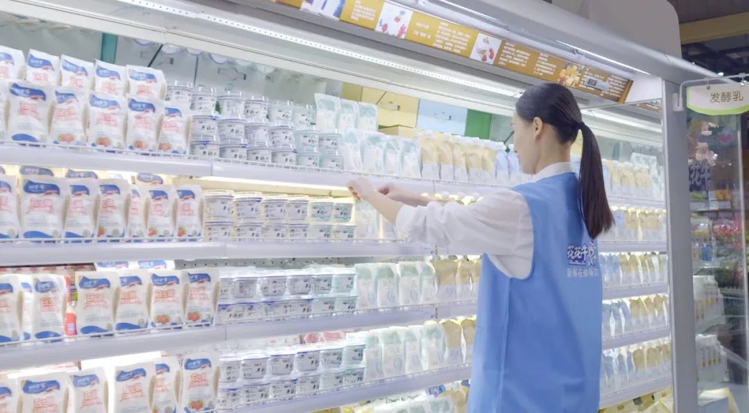 點贊！河南日報要聞02版——報道花花牛乳業(yè)集團鄭州分公司乳制品生產(chǎn)場景，彰顯花花牛乳業(yè)集團發(fā)展新活力