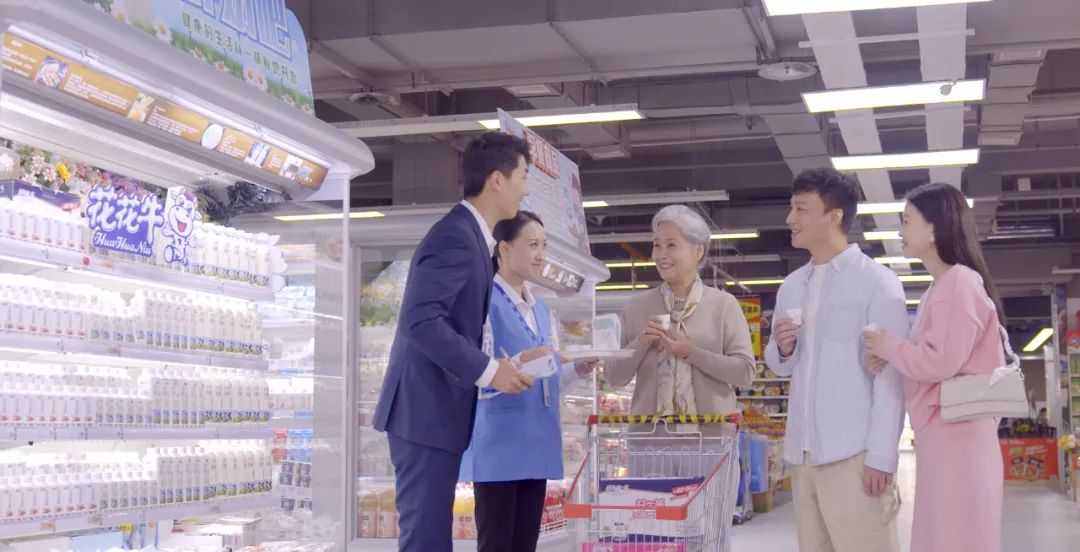 點贊！河南日報要聞02版——報道花花牛乳業(yè)集團鄭州分公司乳制品生產(chǎn)場景，彰顯花花牛乳業(yè)集團發(fā)展新活力