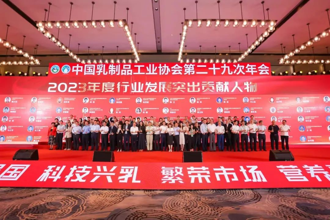 參觀拓思路 交流促發(fā)展 | 集團(tuán)領(lǐng)導(dǎo)參加中乳協(xié)第二十九次年會暨中國（國際）乳業(yè)技術(shù)博覽會并到江西陽光乳業(yè)參觀座談