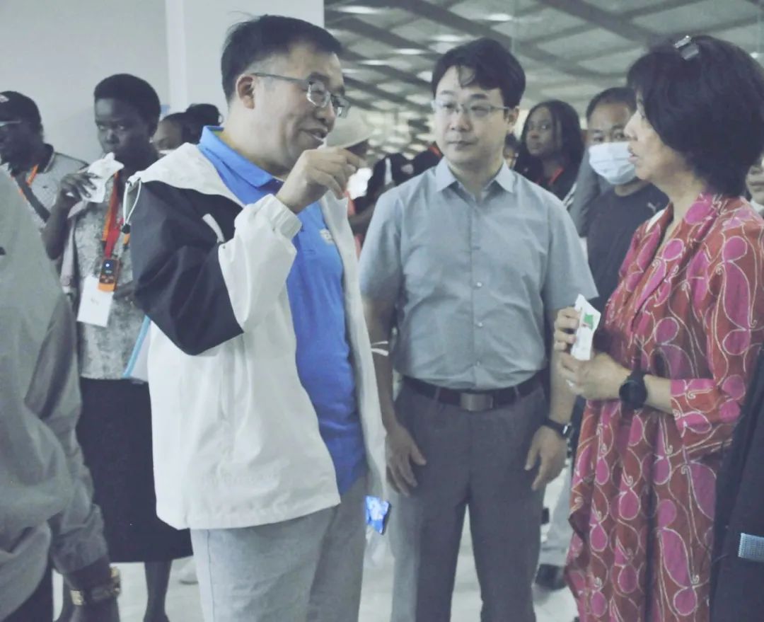 北京大學(xué)南南合作與發(fā)展學(xué)院教授、全球伙伴關(guān)系主任周詠梅一行蒞臨花花牛平輿瑞亞牧業(yè)參觀調(diào)研