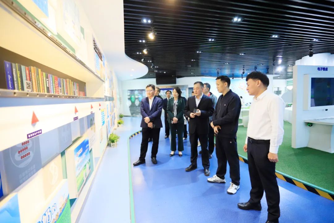 花花牛| 省農(nóng)投集團董事長李曉寰一行蒞臨花花牛調(diào)研指導(dǎo)工作 花花牛| 省農(nóng)投集團董事長李曉寰一行蒞臨花花牛調(diào)研指導(dǎo)工作