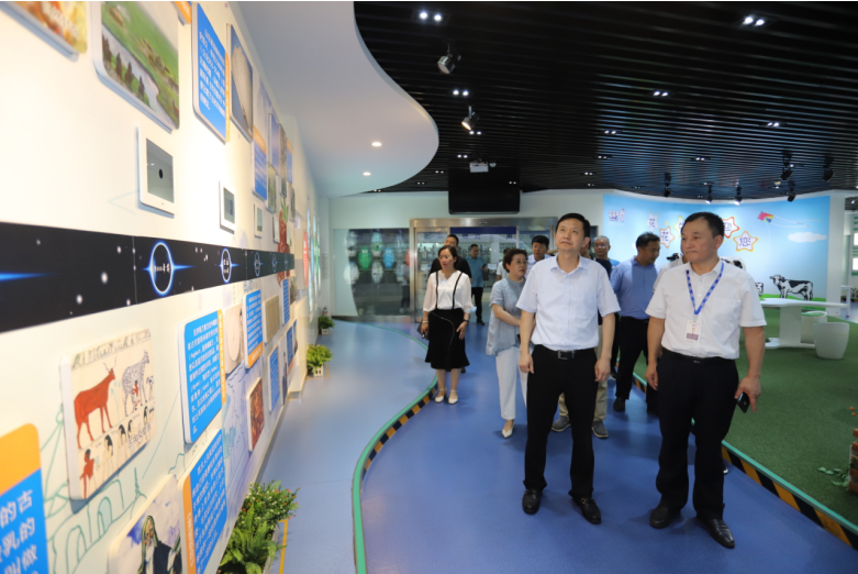 快訊|鄭州市二七區(qū)委副書記、區(qū)長虎榮鑫蒞臨河南花花牛乳業(yè)集團調(diào)研