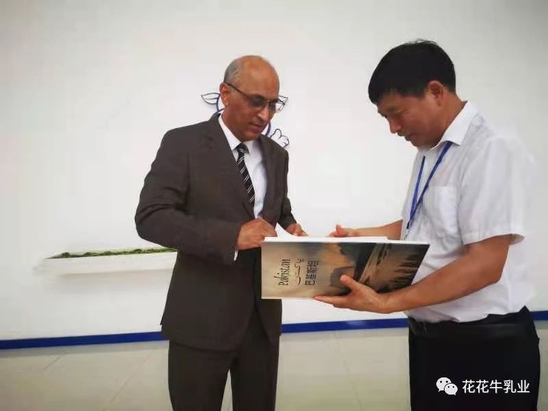 巴基斯坦駐華大使莫因·哈克 蒞臨花花牛乳業(yè)集團(tuán)參觀訪(fǎng)問(wèn)