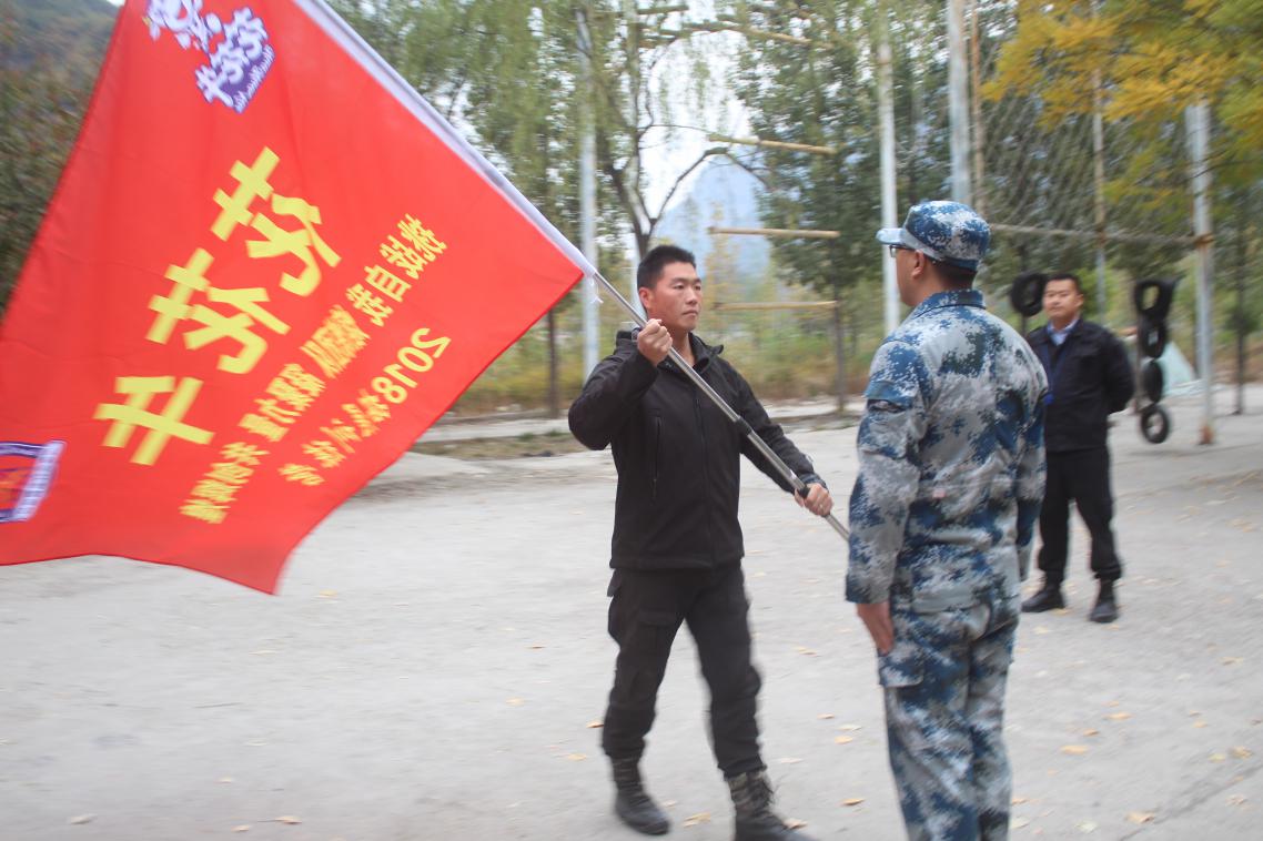 組織開(kāi)展戶外拓展訓(xùn)練活動(dòng)