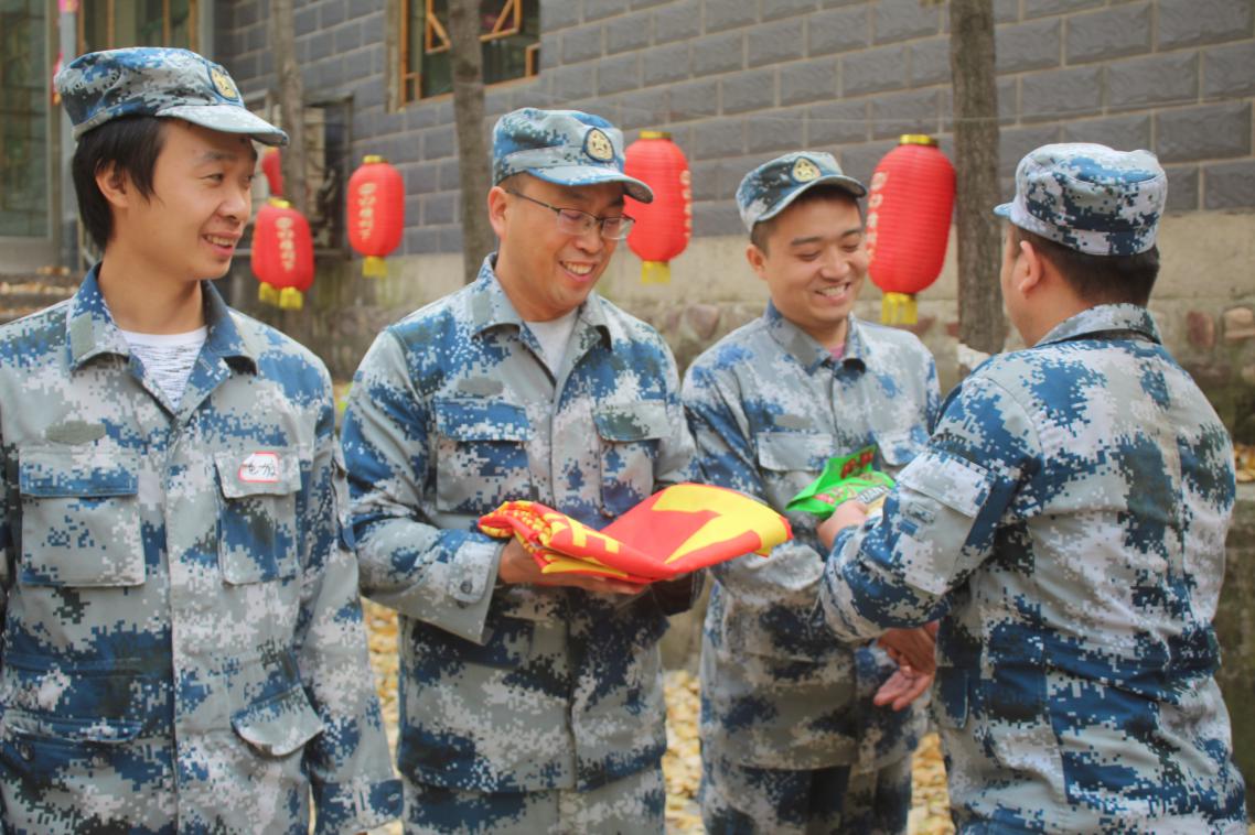 組織開(kāi)展戶外拓展訓(xùn)練活動(dòng)