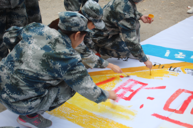 組織開(kāi)展戶外拓展訓(xùn)練活動(dòng)