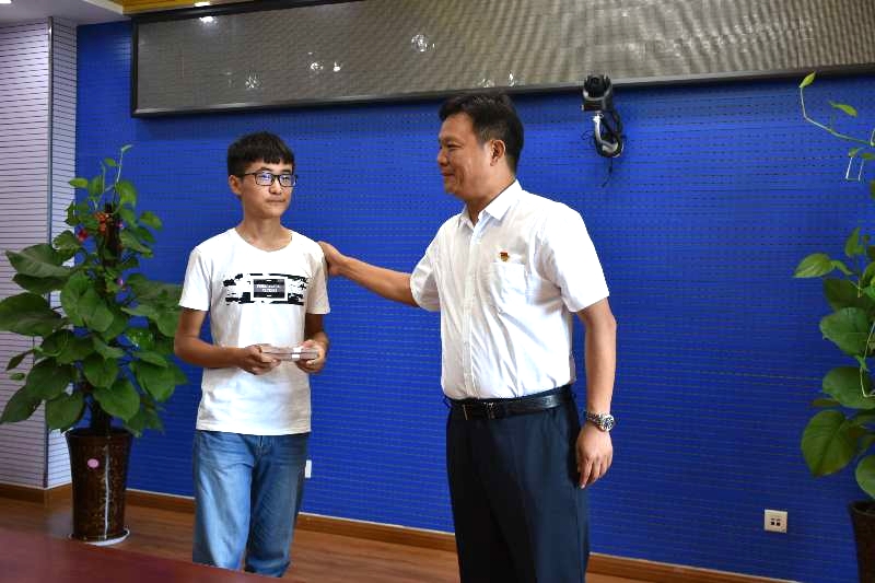 花花牛濟困解難，助力學子圓夢香江