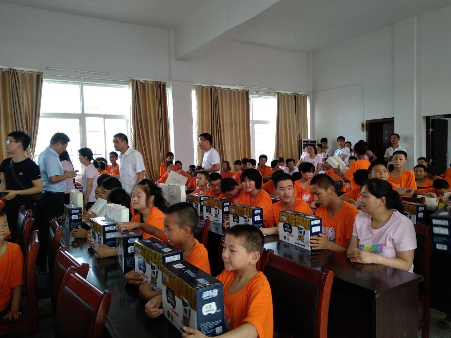 “關(guān)愛特殊兒童，讓愛灑滿人間—花花牛乳業(yè)集團2018中國小康牛奶行動” 公益助學(xué)泌陽捐贈儀式