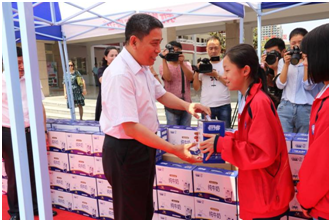 “健康中原，牛奶伴您行——花花牛乳業(yè)集團(tuán)2018中國小康牛奶行動(dòng)” 公益助學(xué)啟動(dòng)儀式隆重舉行