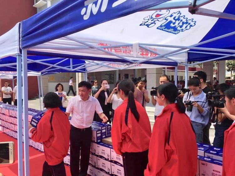 “健康中原，牛奶伴您行——花花牛乳業(yè)集團(tuán)2018中國小康牛奶行動(dòng)” 公益助學(xué)啟動(dòng)儀式隆重舉行