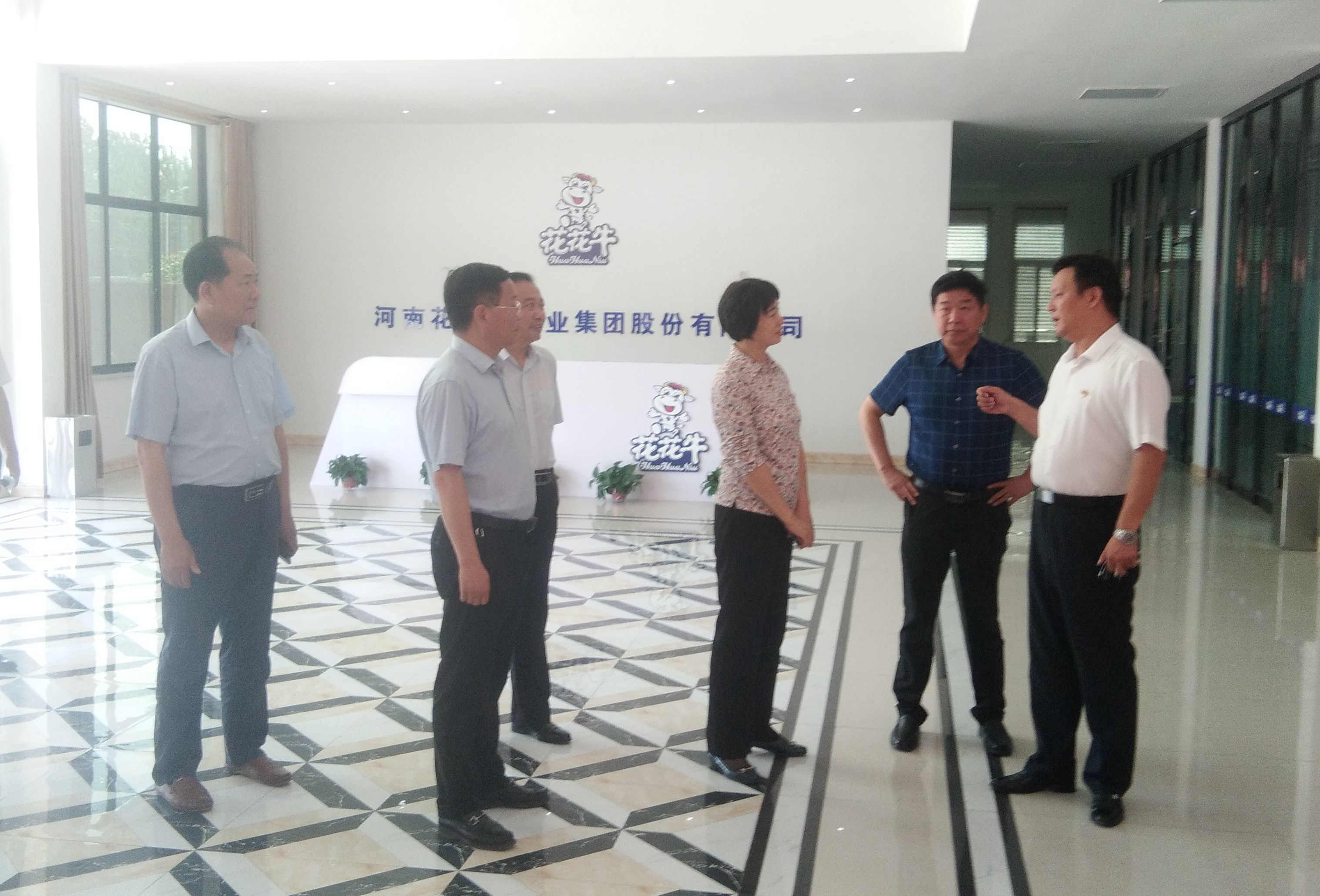 駐馬店市委常委、統(tǒng)戰(zhàn)部長姚新文 蒞臨花花牛乳業(yè)集團(tuán)總部調(diào)研