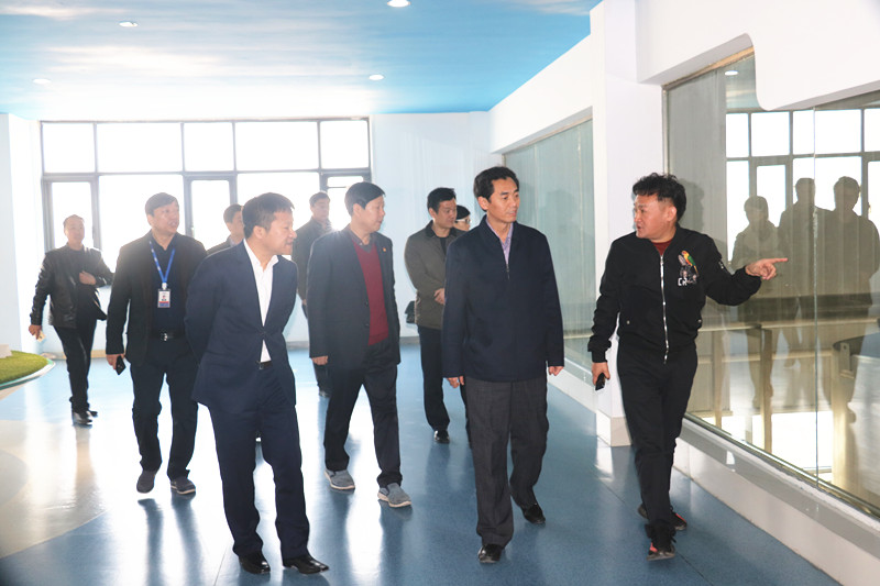 封丘縣縣長(zhǎng)王獻(xiàn)臣一行蒞臨 花花牛集團(tuán)養(yǎng)殖、乳品事業(yè)部參觀調(diào)研