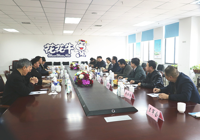 封丘縣縣長(zhǎng)王獻(xiàn)臣一行蒞臨 花花牛集團(tuán)養(yǎng)殖、乳品事業(yè)部參觀調(diào)研