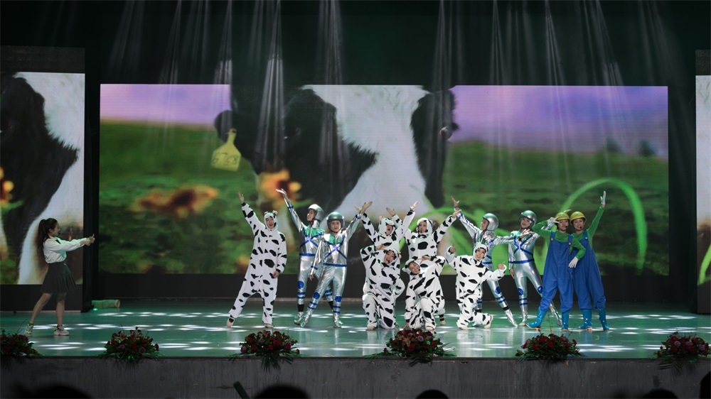 “不忘初心、聚力前行” 花花牛集團2018迎新春聯(lián)歡會隆重舉行