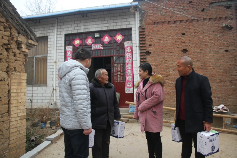 花花牛精準扶貧暖冬公益行走進登封市劉家溝