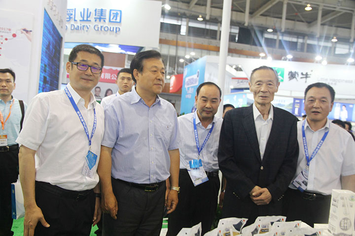 花花牛亮相第八屆中國奶業(yè)大會，又獲農(nóng)業(yè)部長一聲贊！