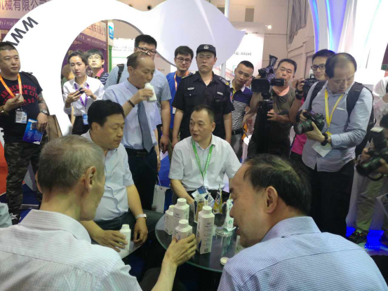 花花牛牛氣沖天！農(nóng)業(yè)部長品嘗“領(lǐng)暢”點(diǎn)贊，又獲國際奶業(yè)平臺青睞