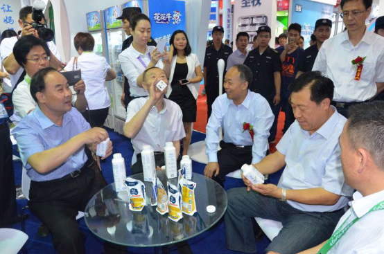 花花牛牛氣沖天！農(nóng)業(yè)部長品嘗“領(lǐng)暢”點(diǎn)贊，又獲國際奶業(yè)平臺青睞