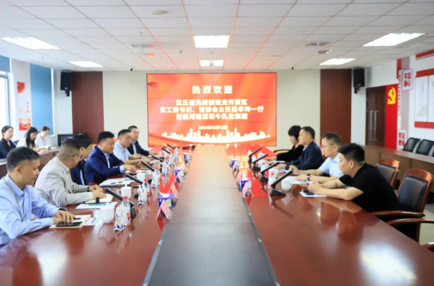 沈丘縣先進(jìn)制造業(yè)開發(fā)區(qū)黨工委書記呂孝坤、金絲猴食品有限公司董事長(zhǎng)李旸等一行到訪河南花花牛乳業(yè)集團(tuán)