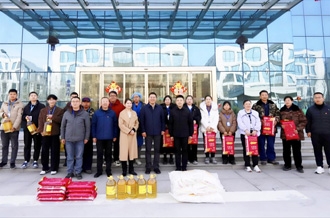 新春佳節(jié)暖人心 堅守一線顯擔(dān)當(dāng) ——河南農(nóng)業(yè)投資集團(tuán)黨委委員、副總經(jīng)理兼花花牛乳業(yè)集團(tuán)黨委書記、董事長張峰慰問花花牛乳業(yè)在崗員工